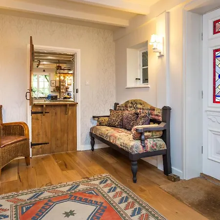 Claxton Hall Bed & Breakfast 4*
